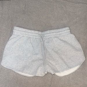Aritzia TNA “Cozy Fleece Boyfriend 3 Sweatshorts”